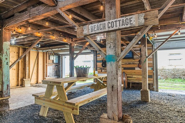 Outdoor dining - Walk to Beach & UTMB |$200 Free Activities Daily |Dogs Okay |Fenced Yard | Game Room | Grill | Wifi (Galveston)