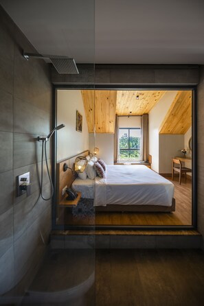 Design Double Room, 1 King Bed, Pool View | Bathroom | Shower, hydromassage showerhead, free toiletries, hair dryer