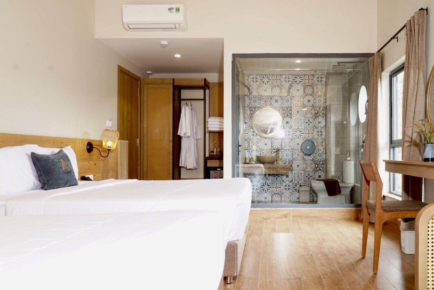 Family Quadruple Room, Lake View | Bathroom | Shower, hydromassage showerhead, free toiletries, hair dryer