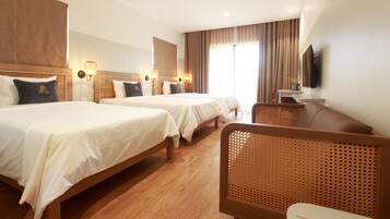 Kolmen hengen design-huone, useita sänkyjä, parveke, näköala puutarhaan | Näkymä huoneesta