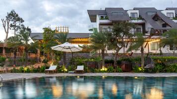 Ulkouima-allas, maksullisia cabañoita, aurinkovarjoja