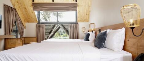 Un dormitorio con una cama grande, techo de madera y vista a palmeras a través de una ventana.