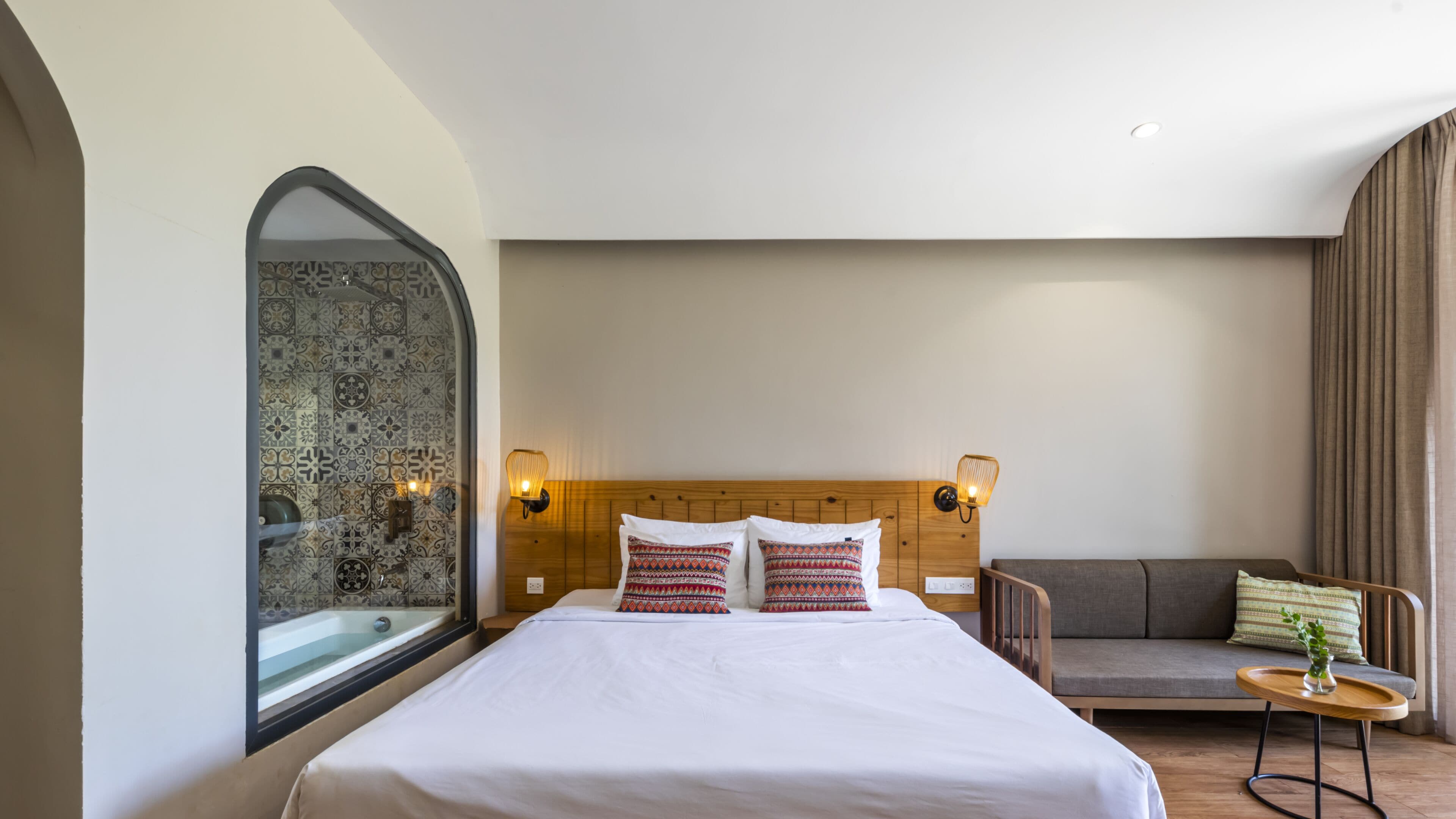 Suite – design, 1 kingsize-seng, terrasse, hageutsikt | Minibar, individuelt dekorert, individuelt innredet og skrivebord