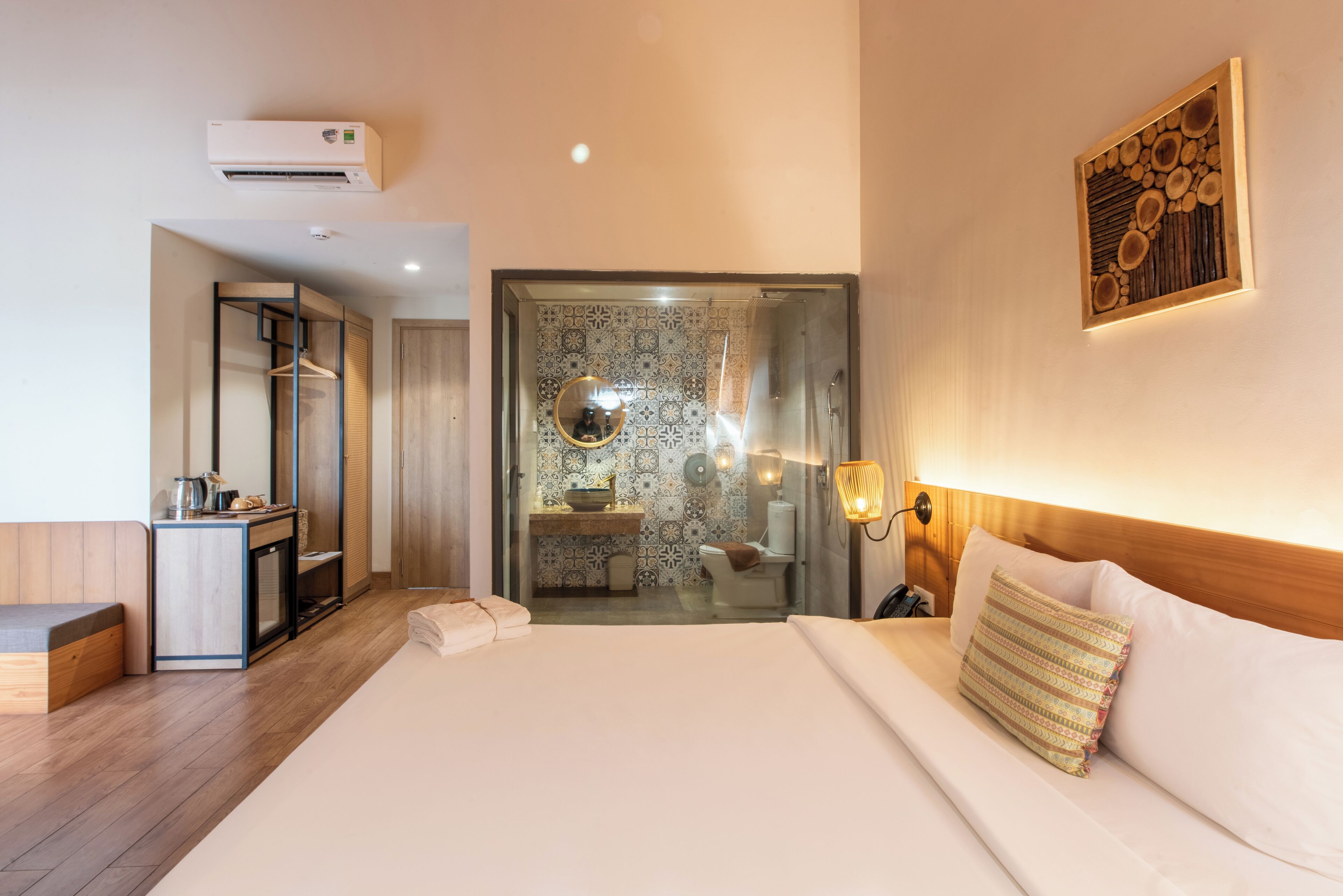 Design Double Room, 1 King Bed, Balcony, Lake View | Minibar, individually decorated, individually furnished, desk