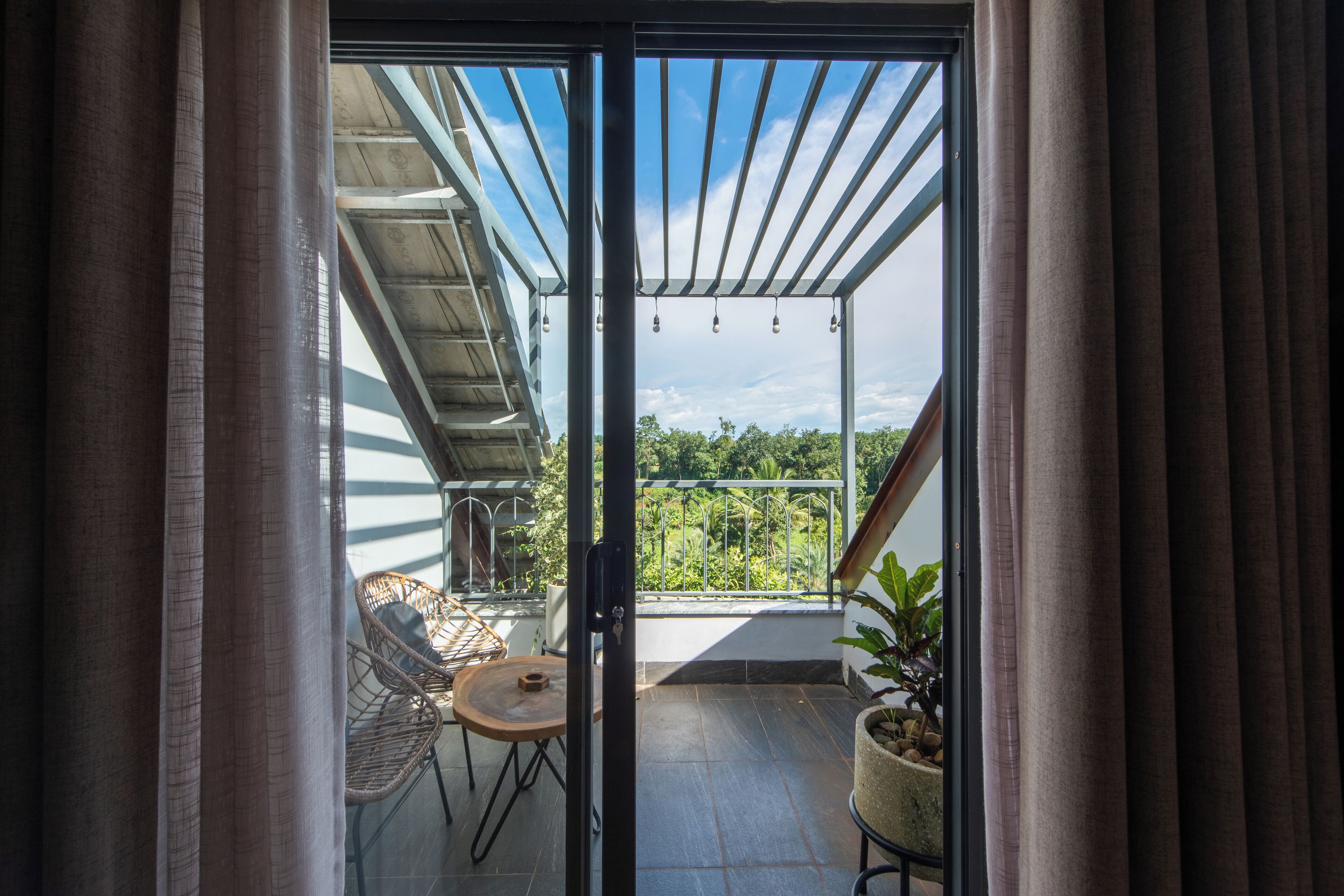 Design tweepersoonskamer, 1 kingsize bed, balkon, uitzicht op meer | Een minibar, individueel gedecoreerd, individueel gemeubileerd