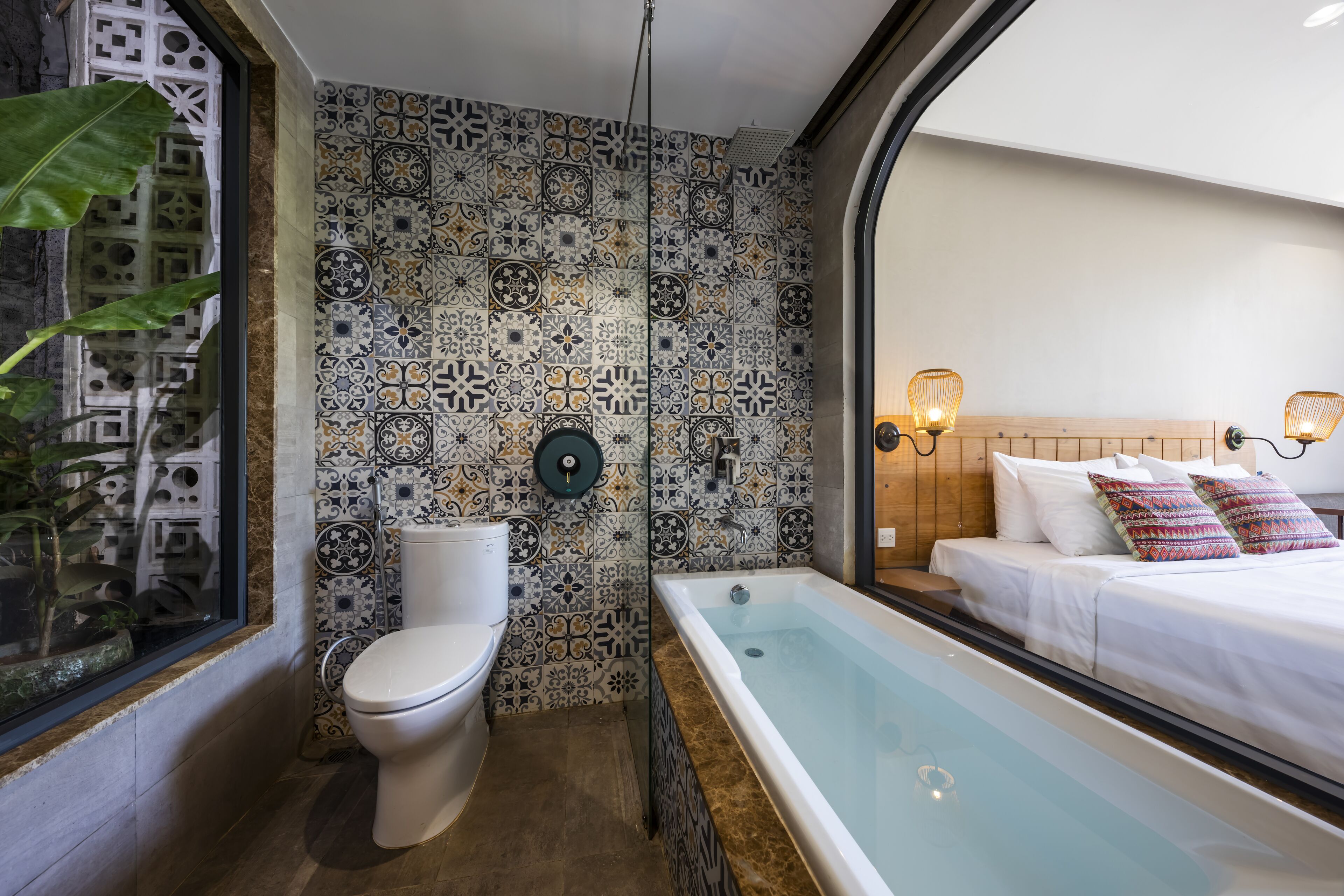 Une salle de bain équipée de toilettes, d’une baignoire et d’une douche.
