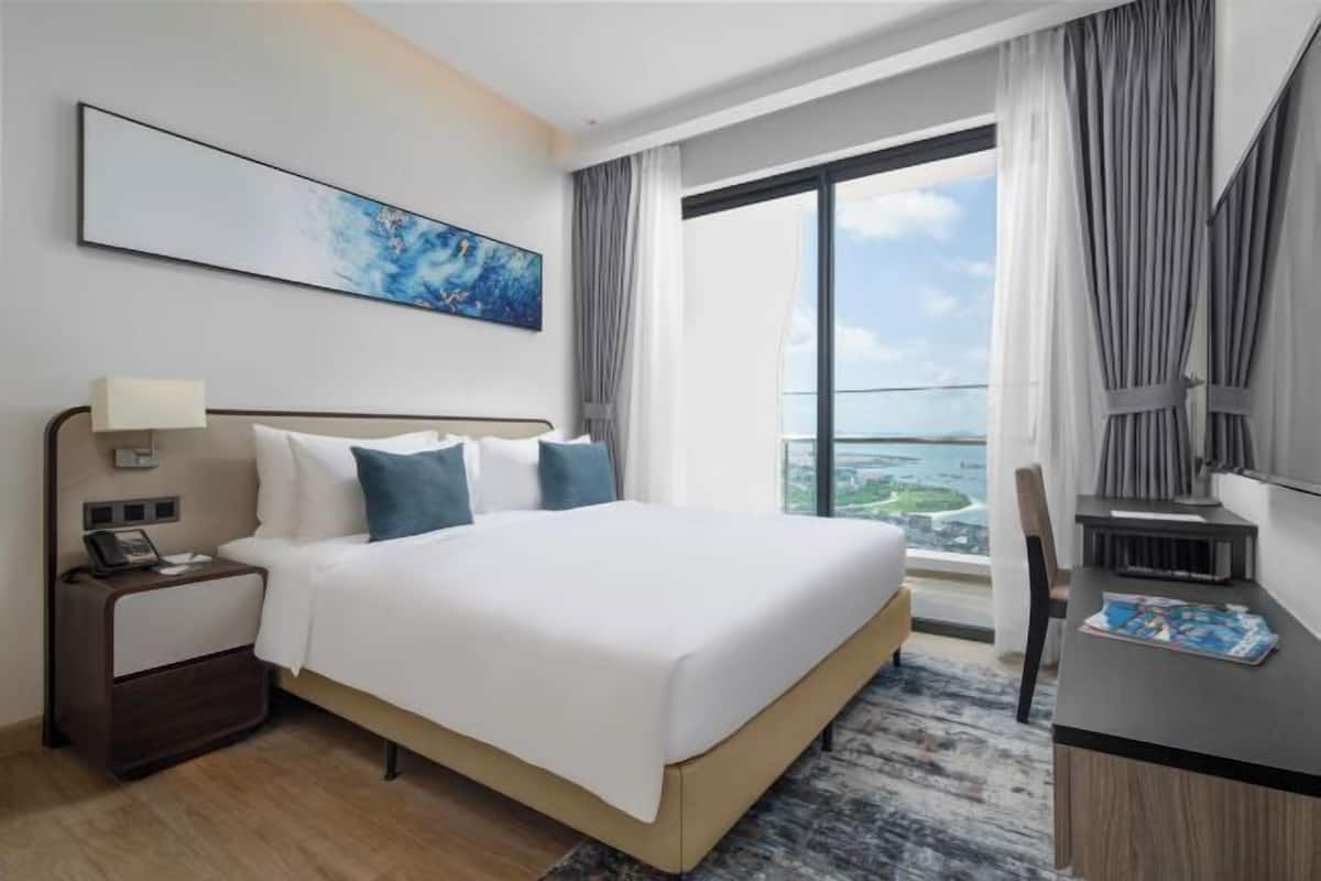 2 bedrooms, in-room safe, individually decorated, desk