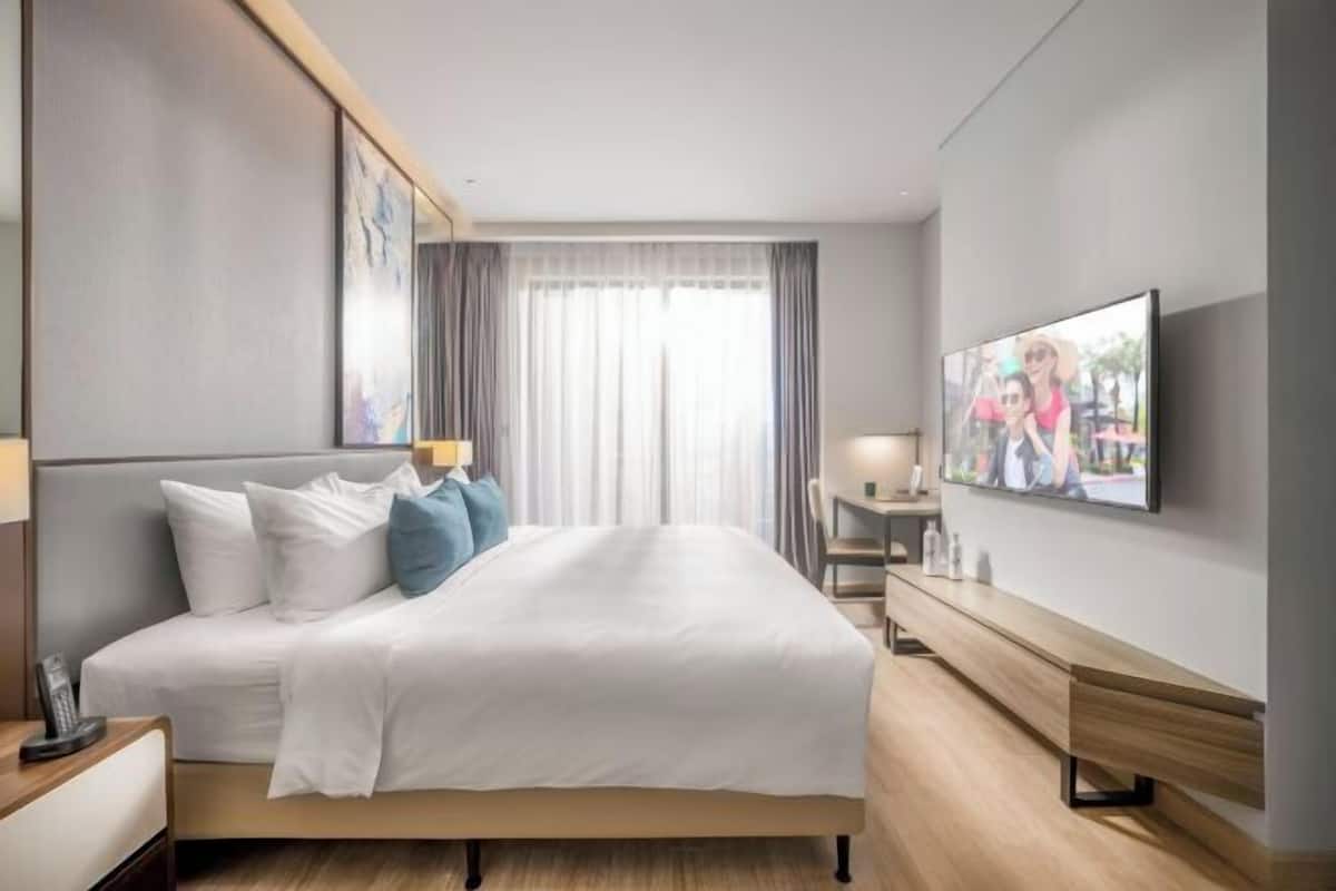 2 bedrooms, in-room safe, individually decorated, desk