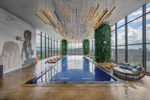 Piscina coberta, piscina a l'aire lliure, para-sols i gandules 