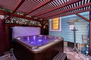 Outdoor spa tub - OB Tropics (San Diego)