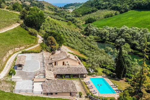 Beautiful and spacious villa with private pool and large garden, located in Montefiore dell'Aso, jus