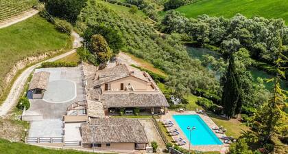 Beautiful and spacious villa with private pool and large garden, located in Montefiore dell'Aso, jus