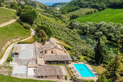 Beautiful and spacious villa with private pool and large garden, located in Montefiore dell'Aso, jus