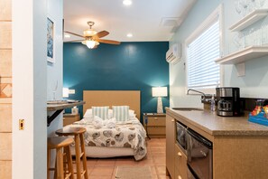 Fridge, microwave, stovetop, coffee/tea maker - OB Bungalow (San Diego)