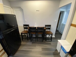 Dining - Big PRIVATE room with new furniture and mattress, near to all (Kew Gardens)