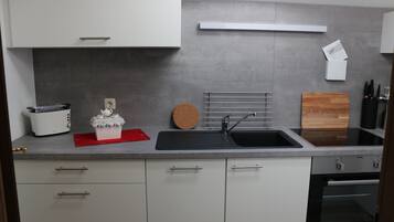 Fridge, microwave, stovetop, dishwasher