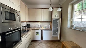 Kühlschrank, Mikrowelle, Ofen, Geschirrspüler