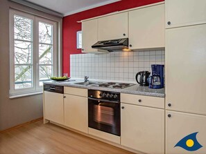 Kühlschrank, Ofen, Geschirrspüler, Wasserkocher mit Kaffee-/Teezubehör