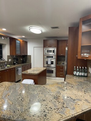 Fridge, microwave, oven, stovetop - Gated Miami Boaters Paradise with Tennis and Golf (Miami Beach)