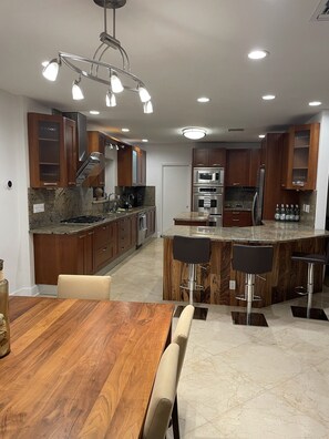Fridge, microwave, oven, stovetop - Gated Miami Boaters Paradise with Tennis and Golf (Miami Beach)
