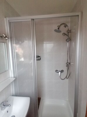 Douche, sèche-cheveux, serviettes fournies, savon
