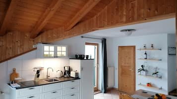 JÀÀkaappi, liesi, kahvin-/teenkeitin, vedenkeitin