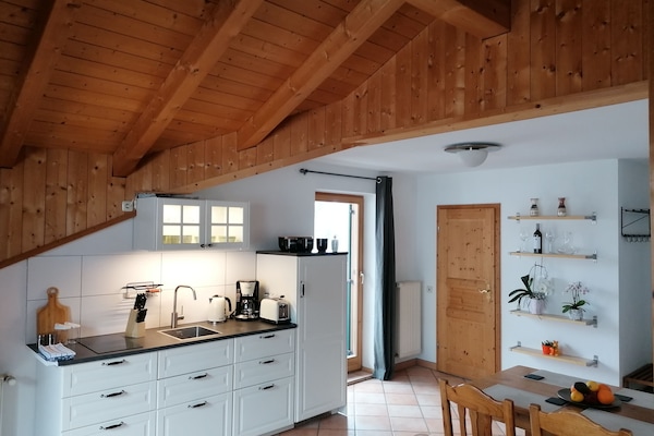 Een koelkast, een kookplaat, een koffiezetapparaat/waterkoker