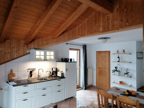 Kjøleskap, kokeplater, kaffetrakter/tekoker og vannkoker