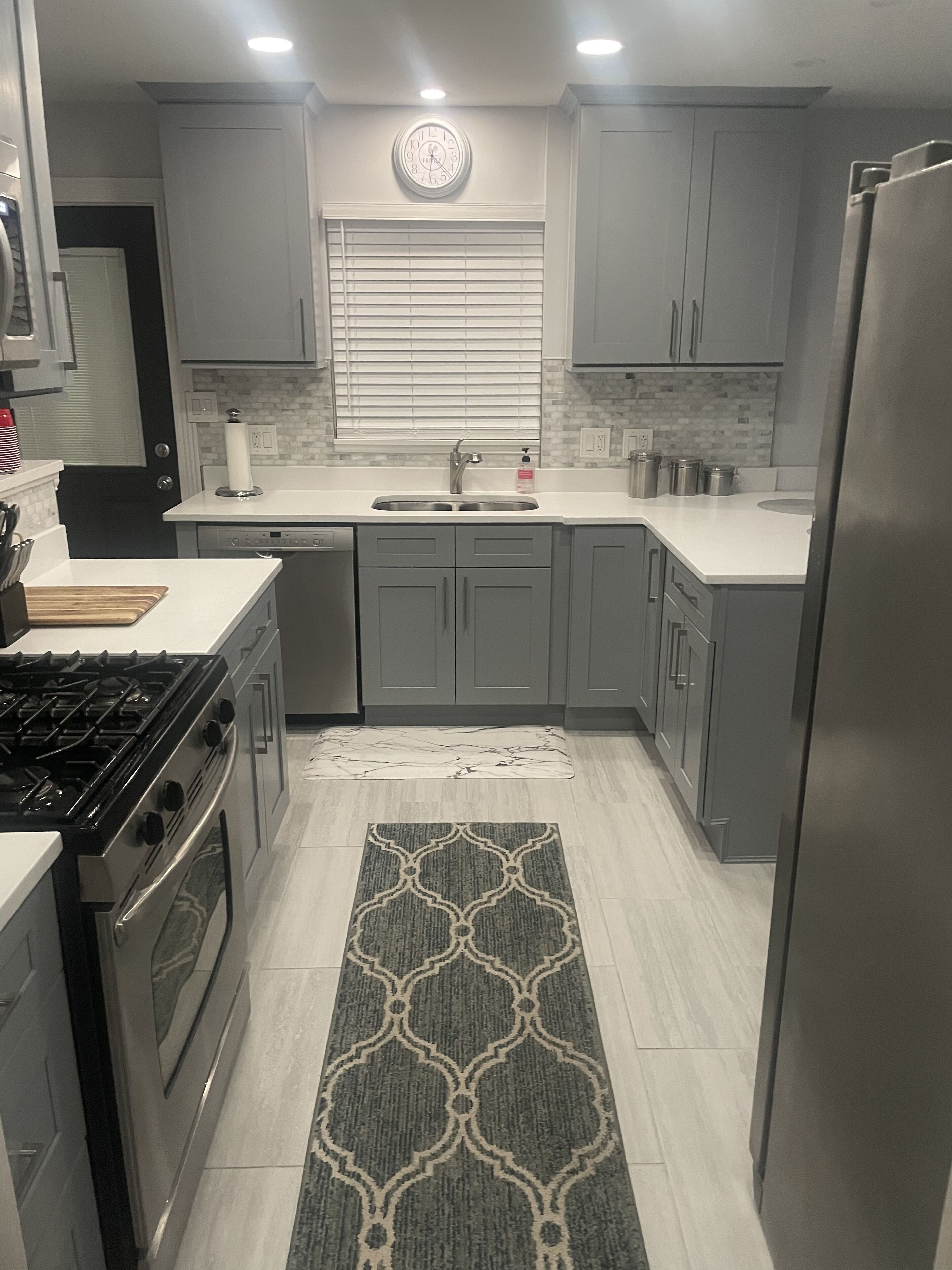 Four à micro-ondes, lave-vaisselle, cafetière-théière