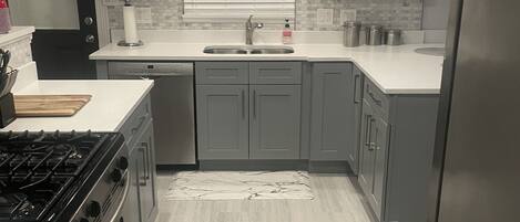 Four à micro-ondes, lave-vaisselle, cafetière-théière