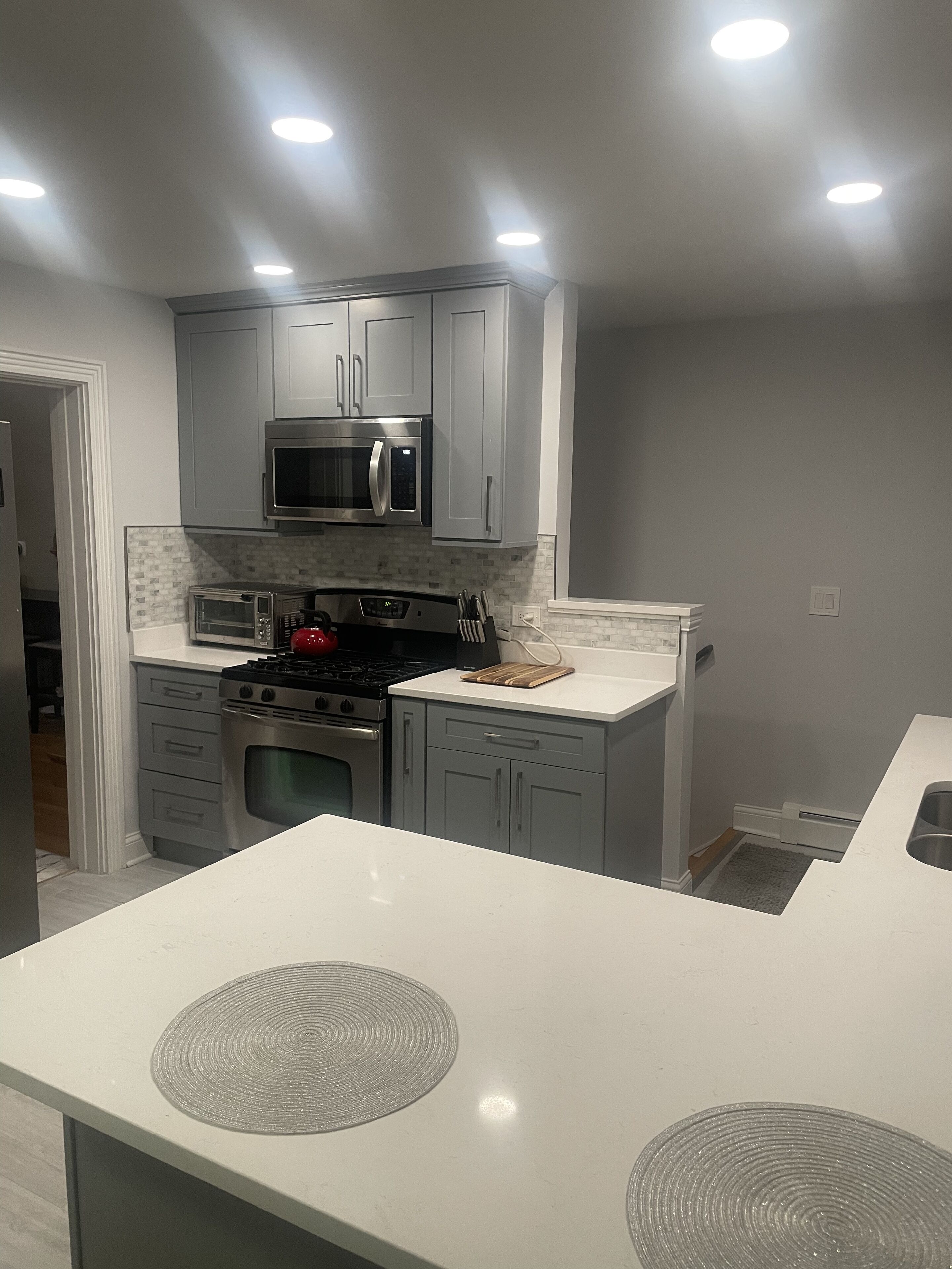 Mikrobølgeovn, oppvaskmaskin, kaffetrakter/tekoker og kjøkkenutstyr