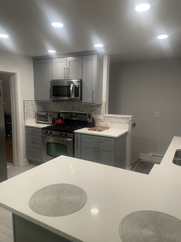 Microondas, lavavajillas, cafetera y tetera y utensilios de cocina 