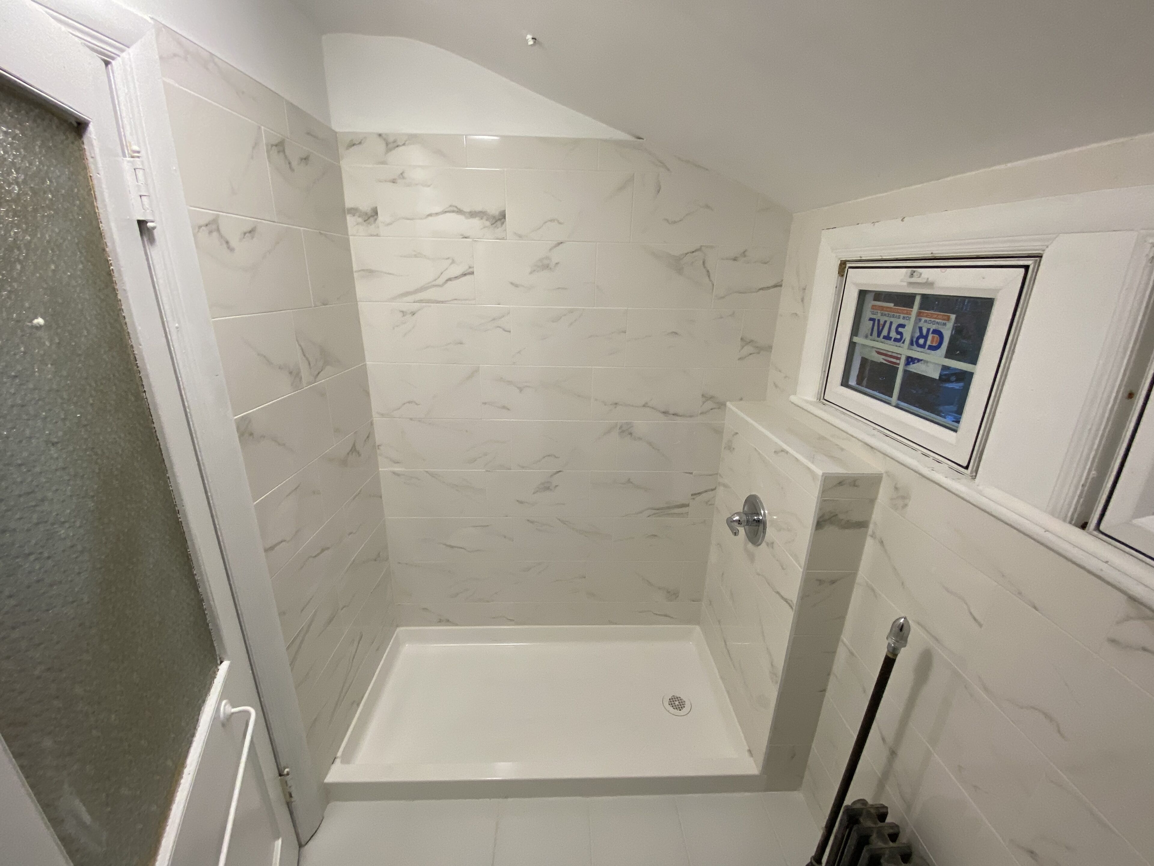 Combined shower/bathtub, towels, soap, shampoo