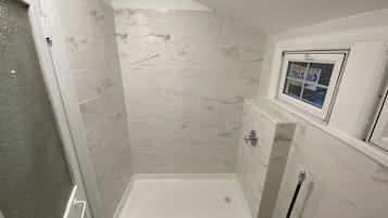 Combined shower/bathtub, towels, soap, shampoo