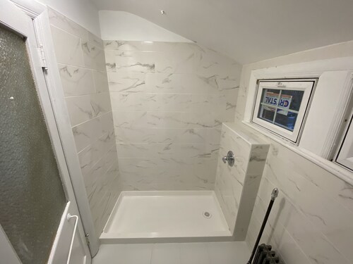 Cabine looking-like PRIVATE room in a house, near by Forest Park in Kew Gardens