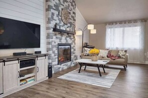 Living area - Cozy and Quiet Family Home in Park Setting Near PDX (Vancouver)