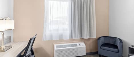 Caja de seguridad en la habitación y cortinas blackout