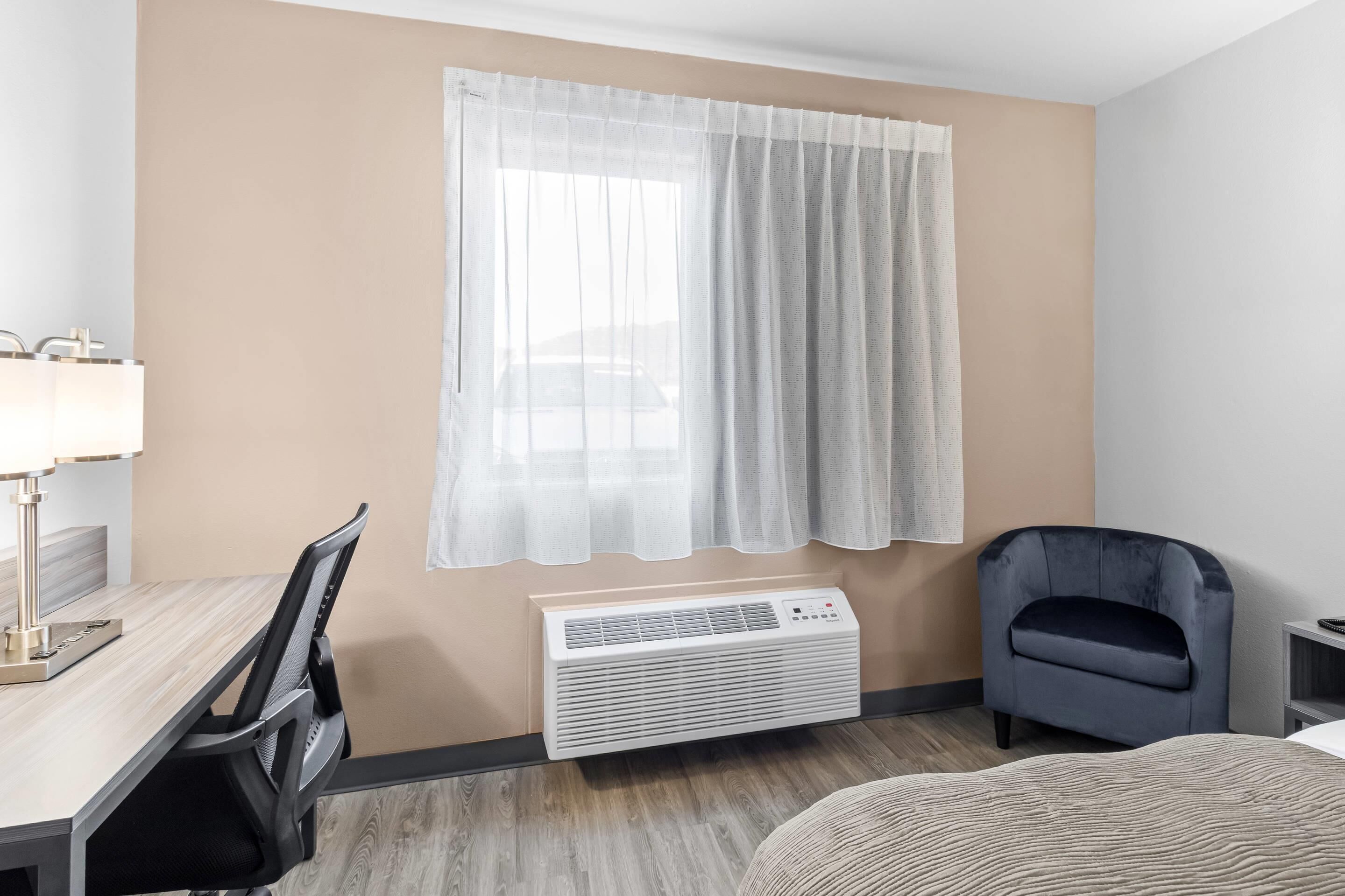 Standard Room, 1 King Bed, Non Smoking | In-room safe, blackout drapes, soundproofing, iron/ironing board