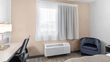 Standard Room, 1 King Bed, Non Smoking | In-room safe, blackout drapes, soundproofing, iron/ironing board