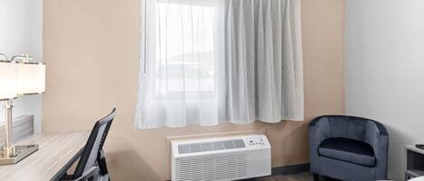 Standard Room, 1 King Bed, Non Smoking | In-room safe, blackout drapes, soundproofing, iron/ironing board