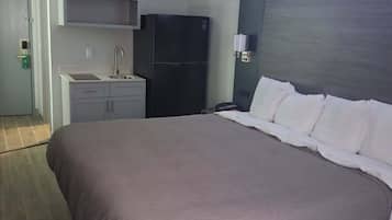 Safe på rommet, blendingsgardiner, lydisolert og strykejern/-brett