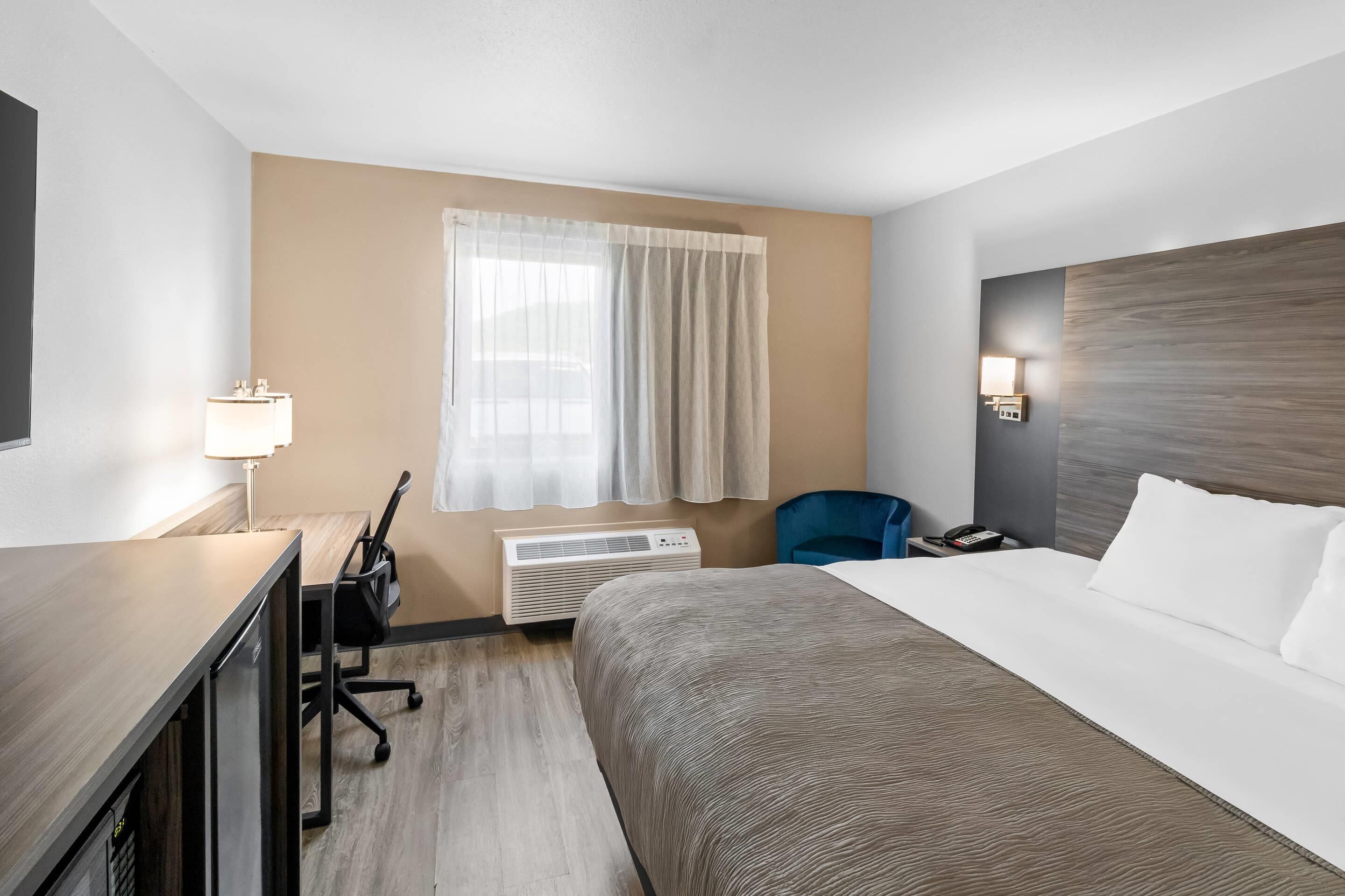 Habitación estándar, 1 cama de matrimonio grande, no fumadores | Caja fuerte, cortinas opacas, sistema de insonorización