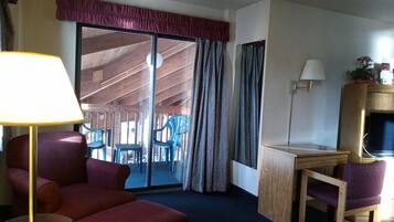 Pengeskab på værelset, mørklægningsgardiner, lydisolering