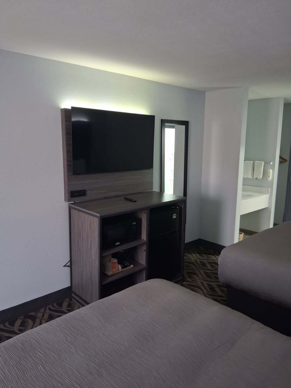 Rom – standard, 2 queensize-senger, ikke-røyk | Safe på rommet, blendingsgardiner, lydisolert og strykejern/-brett