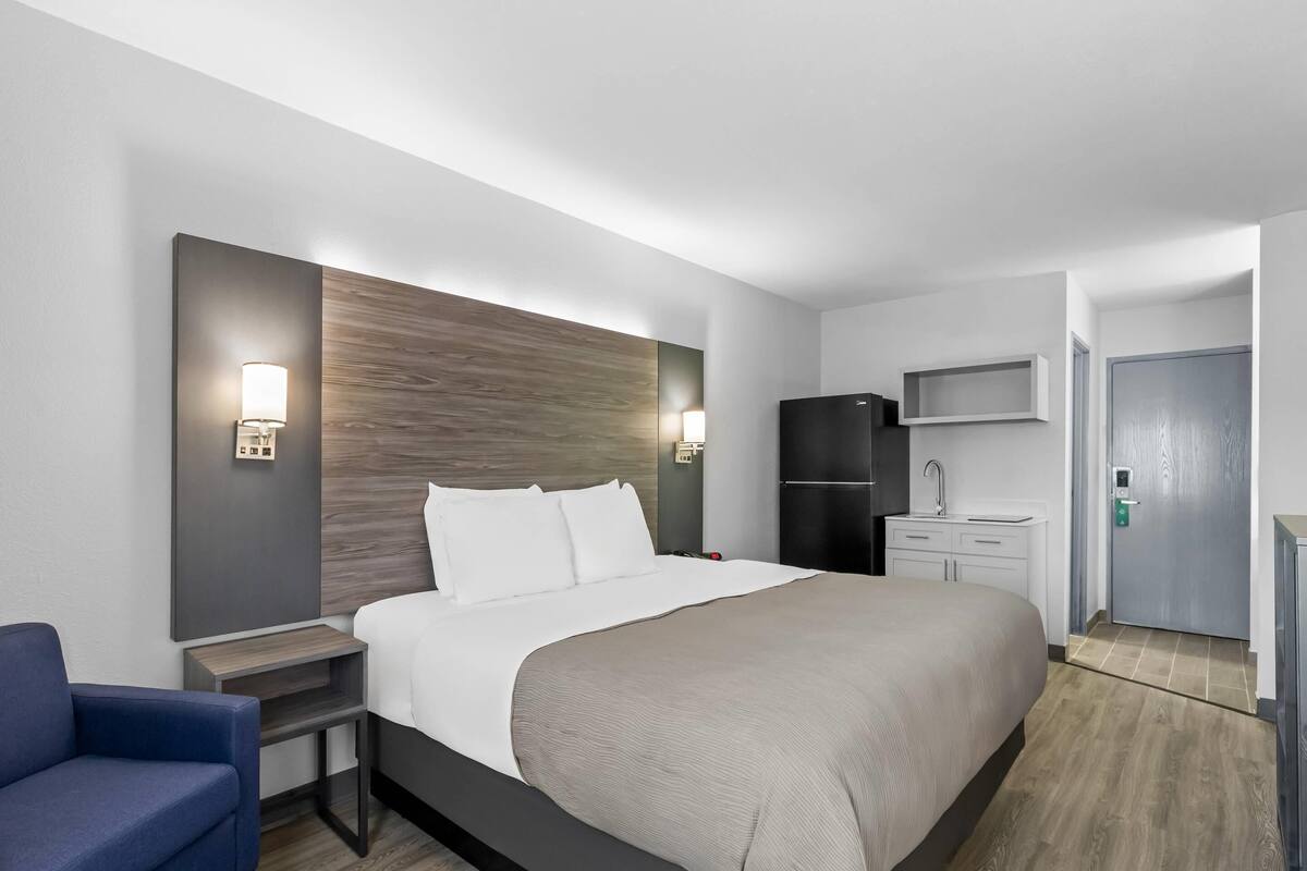 Room, 1 King Bed, Non Smoking (Efficiency) | In-room safe, blackout curtains, soundproofing, iron/ironing board