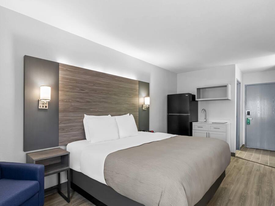 Kamer, 1 kingsize bed, niet-roken (Efficiency) | Een kluis op de kamer, verduisterende gordijnen, geluiddichte muren