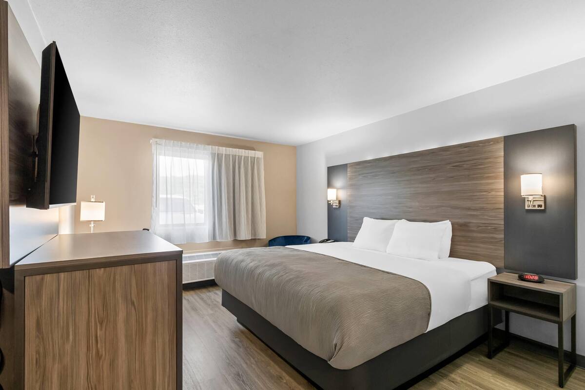 Standard Room, 1 King Bed, Non Smoking | In-room safe, blackout curtains, soundproofing, iron/ironing board