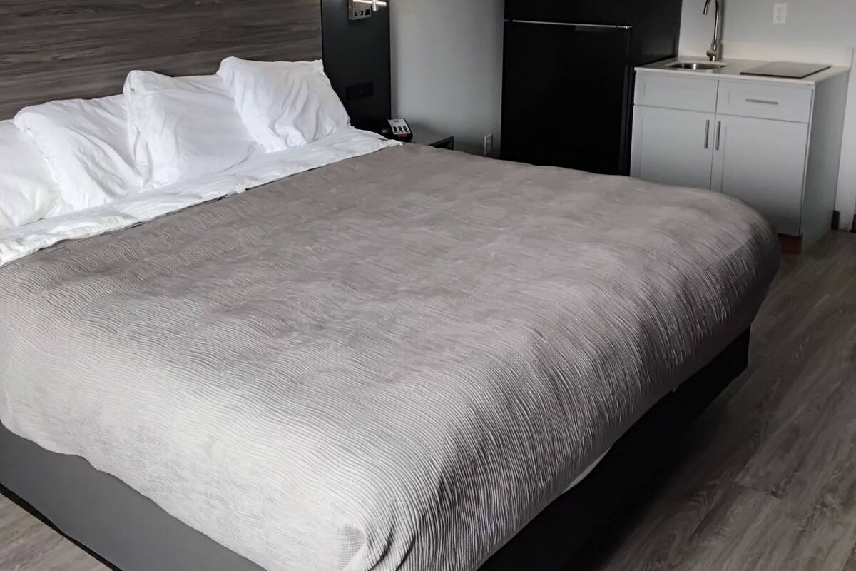 Standard Room, 1 King Bed, Non Smoking | In-room safe, blackout curtains, soundproofing, iron/ironing board