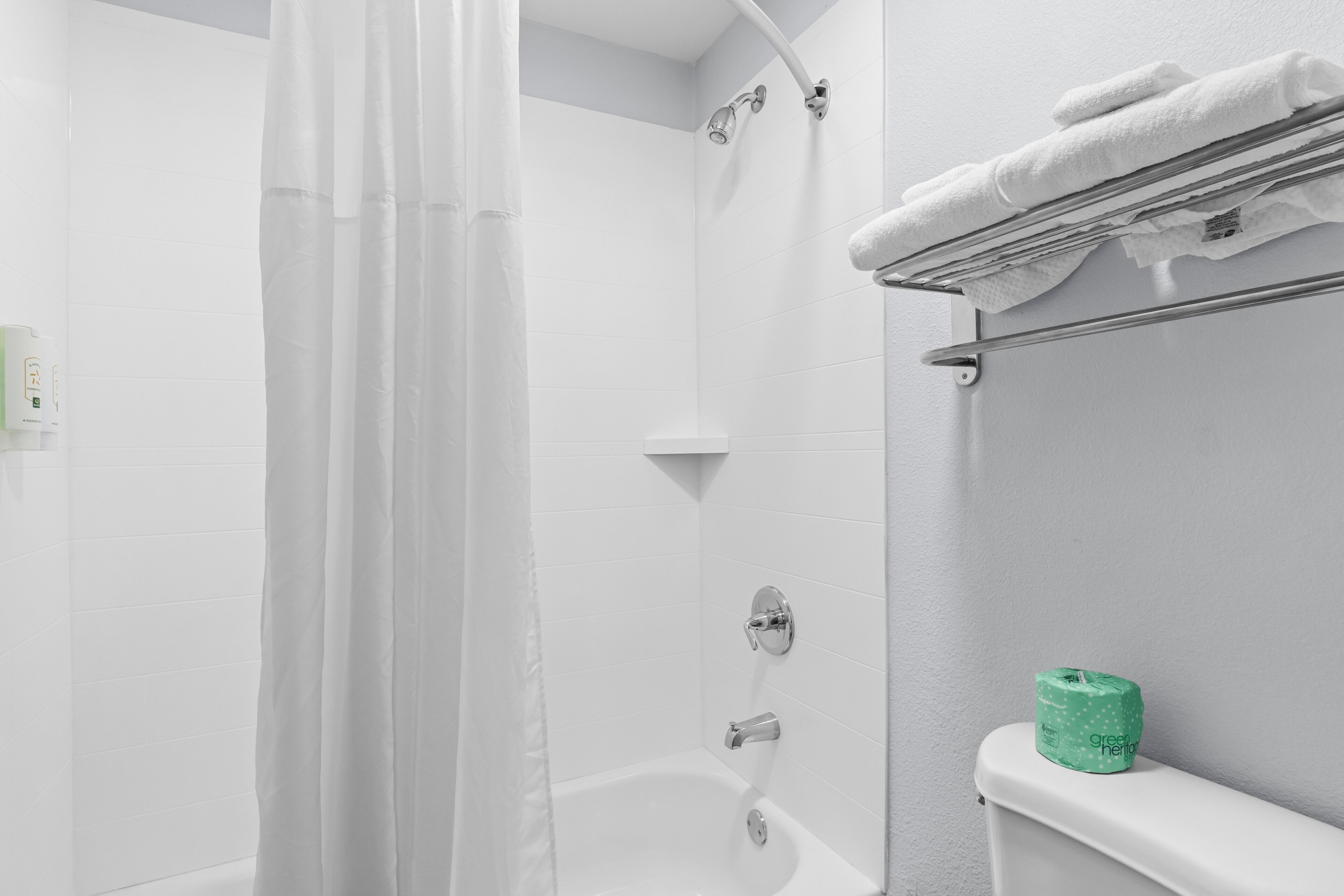 Un baño con ducha, bañera y retrete.
