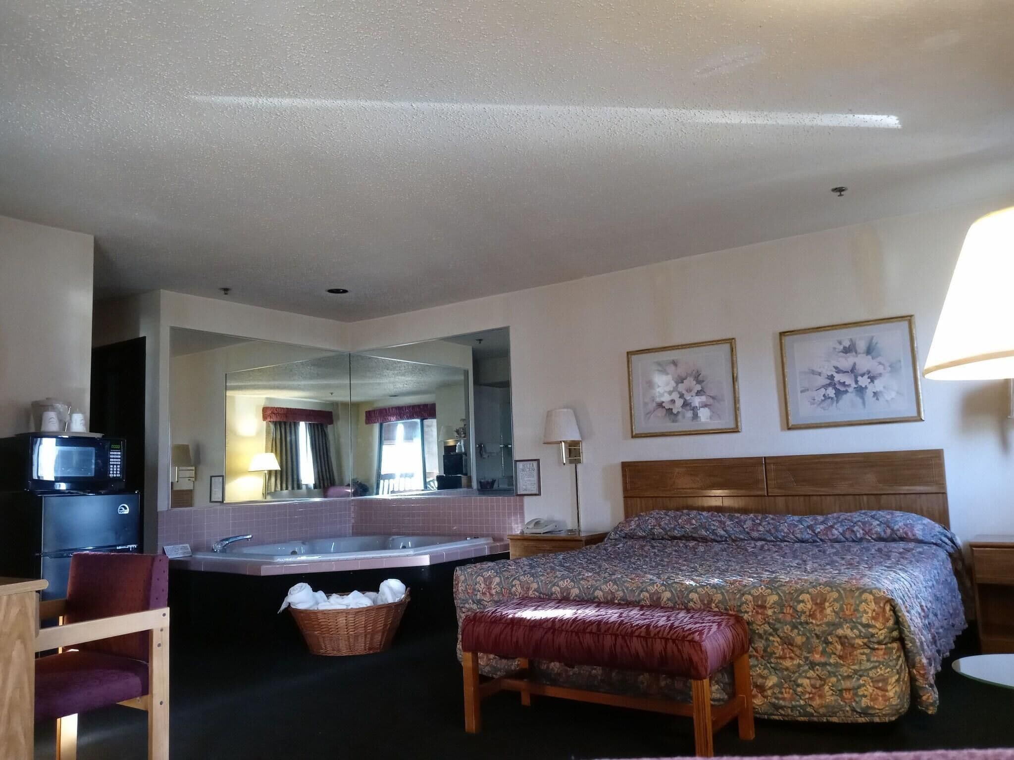 Pengeskab på værelset, mørklægningsgardiner, lydisolering